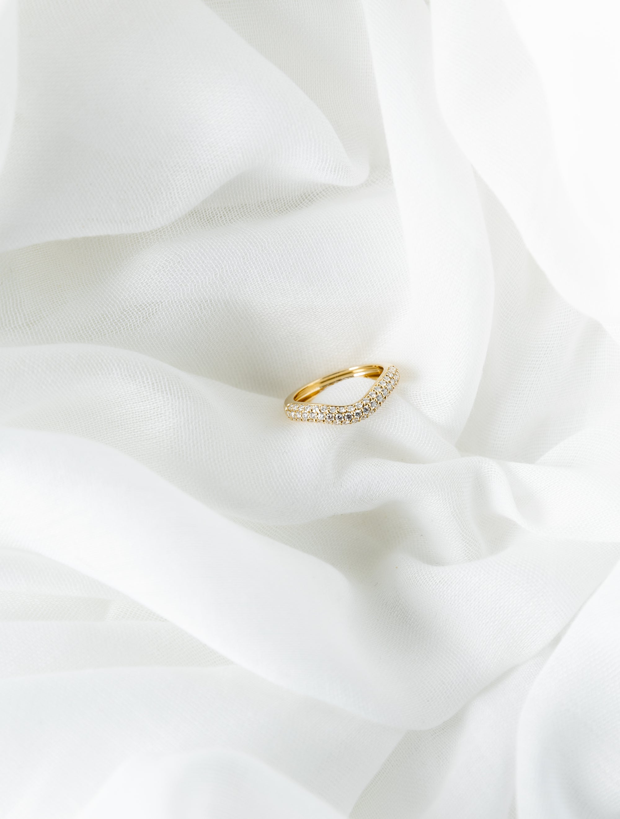 Beth Ring in 14K gold with pavé diamonds and wave design