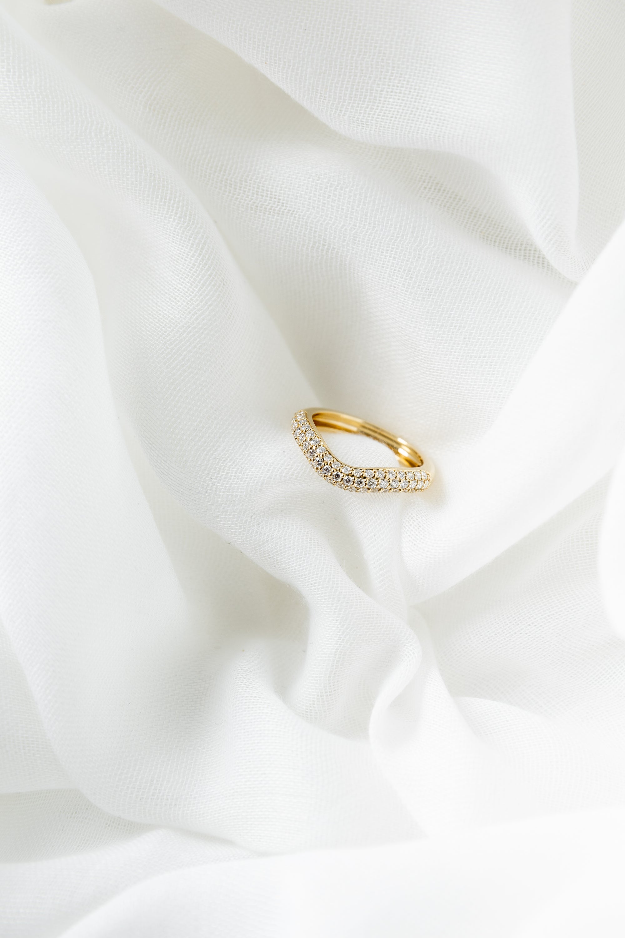 Beth Ring in 14K gold with pavé diamonds and wave design