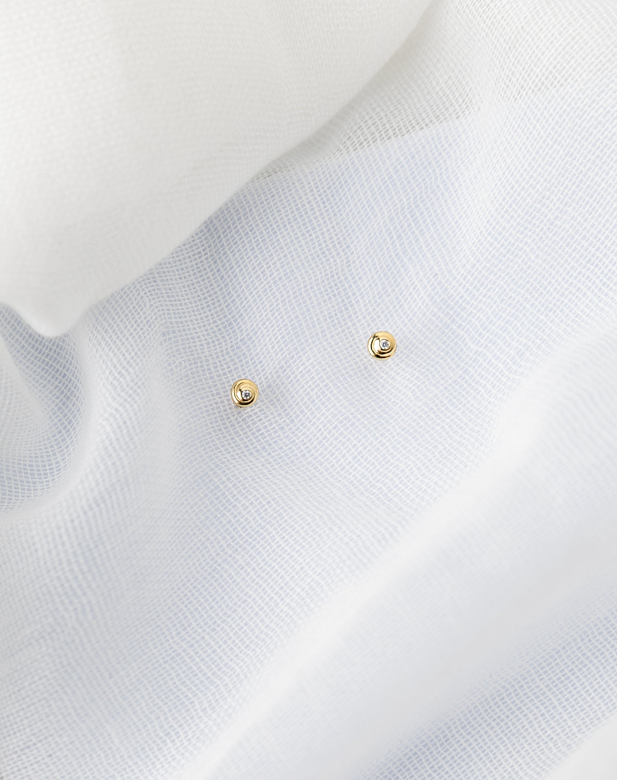 Cami Studs in 14K gold with spiral shape and white diamonds