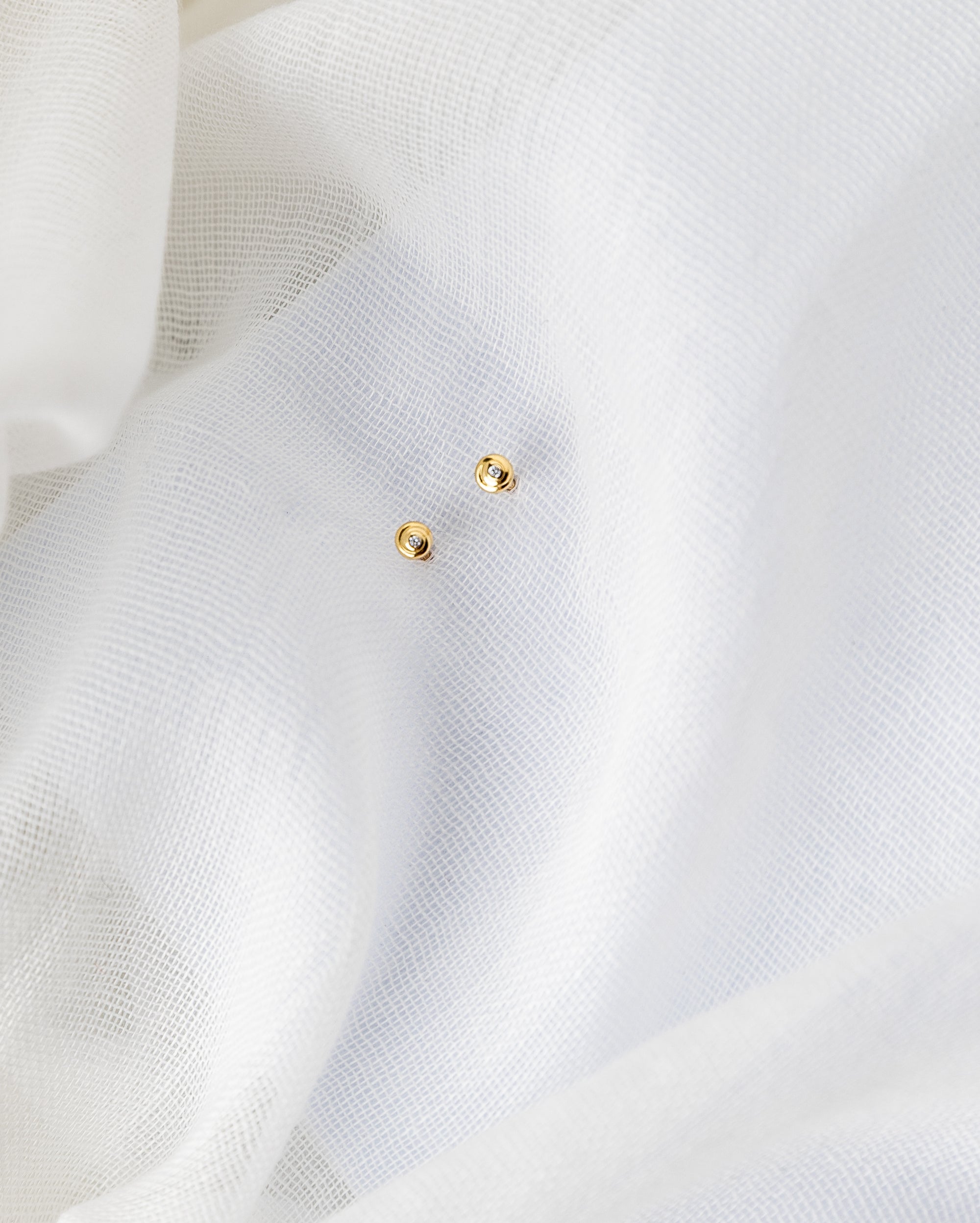 Cami Studs in 14K gold with spiral shape and white diamonds