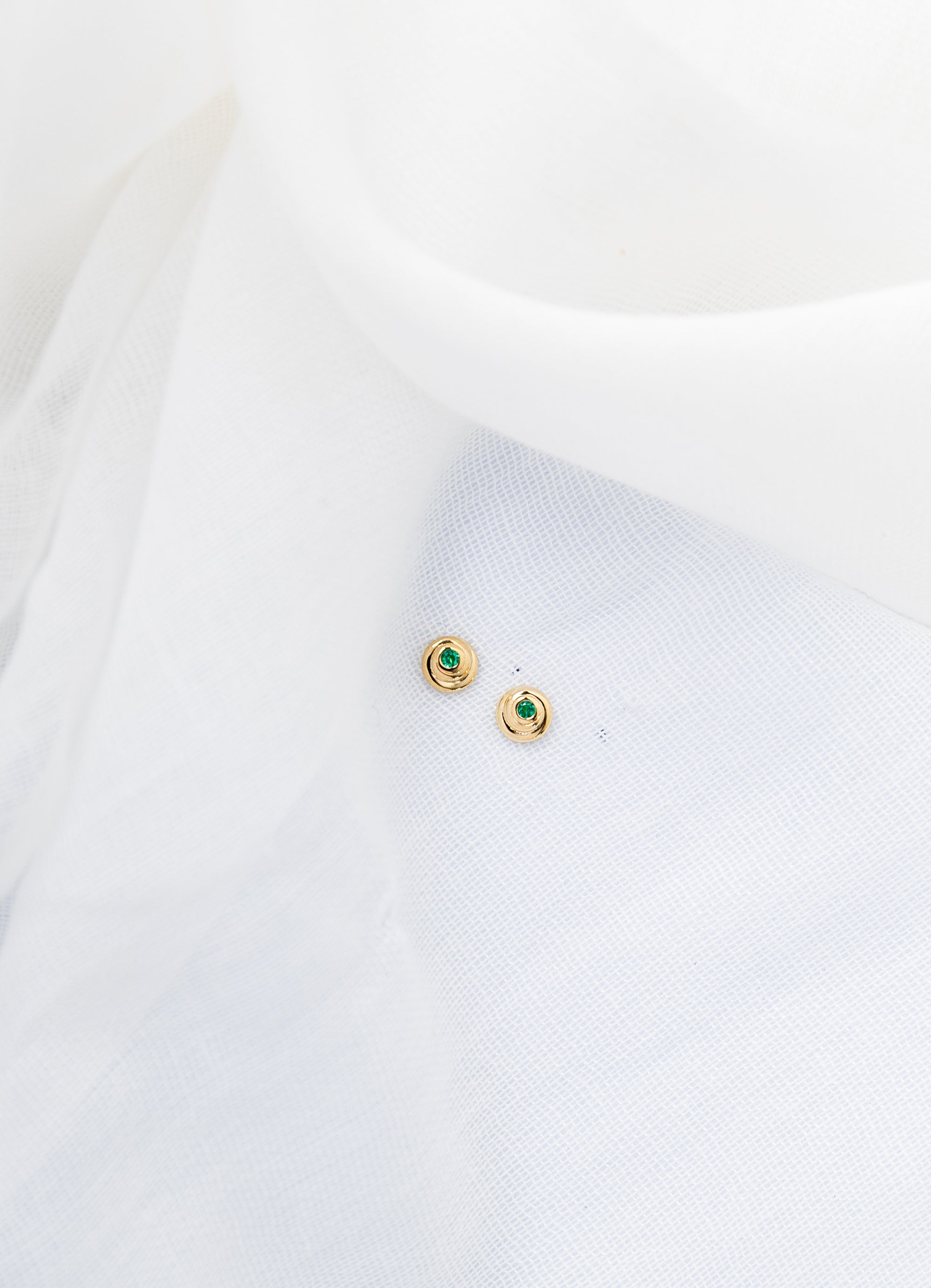 Cami Studs in 14K gold with spiral shape and emerald gemstone