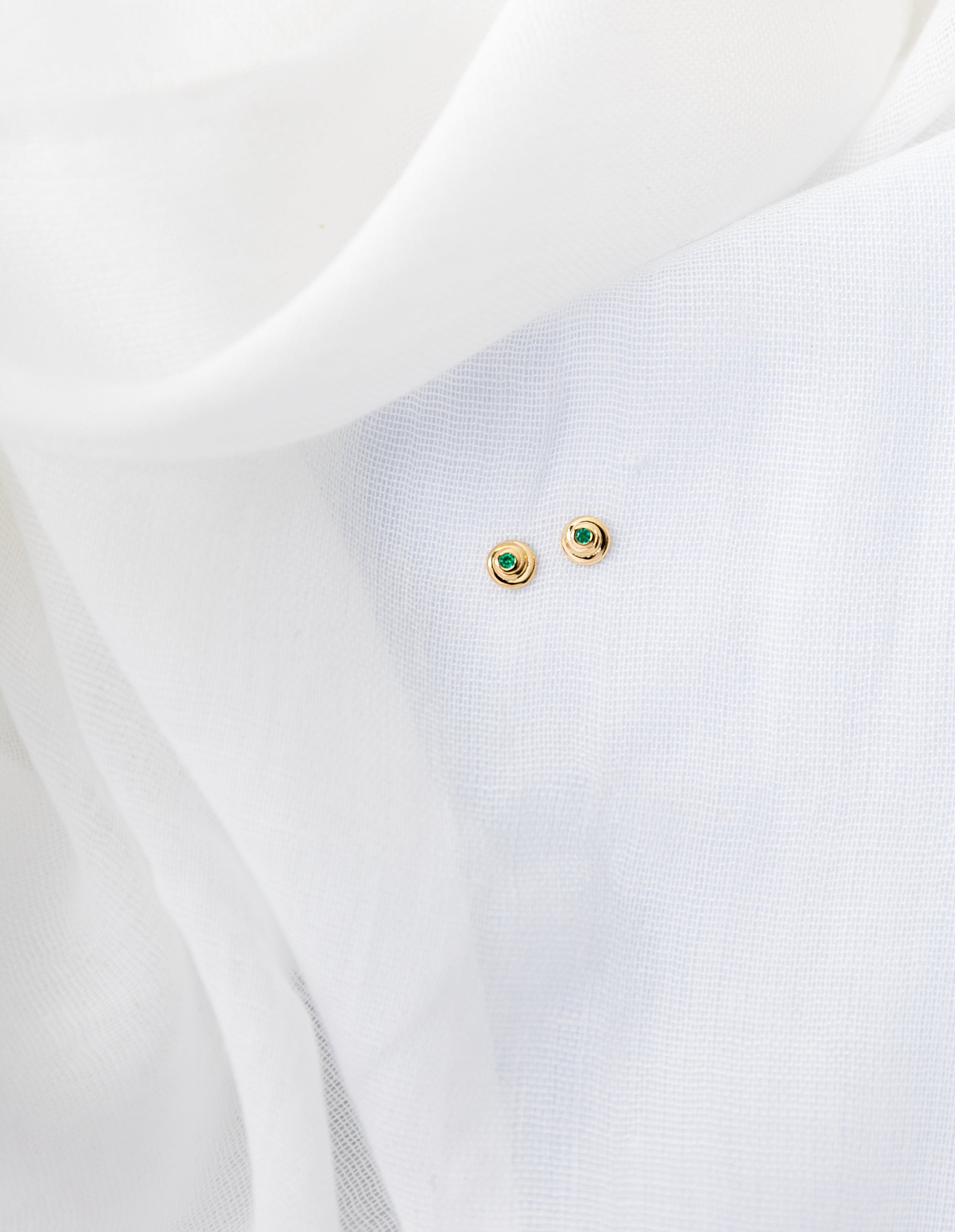 Cami Studs in 14K gold with spiral shape and emerald gemstones