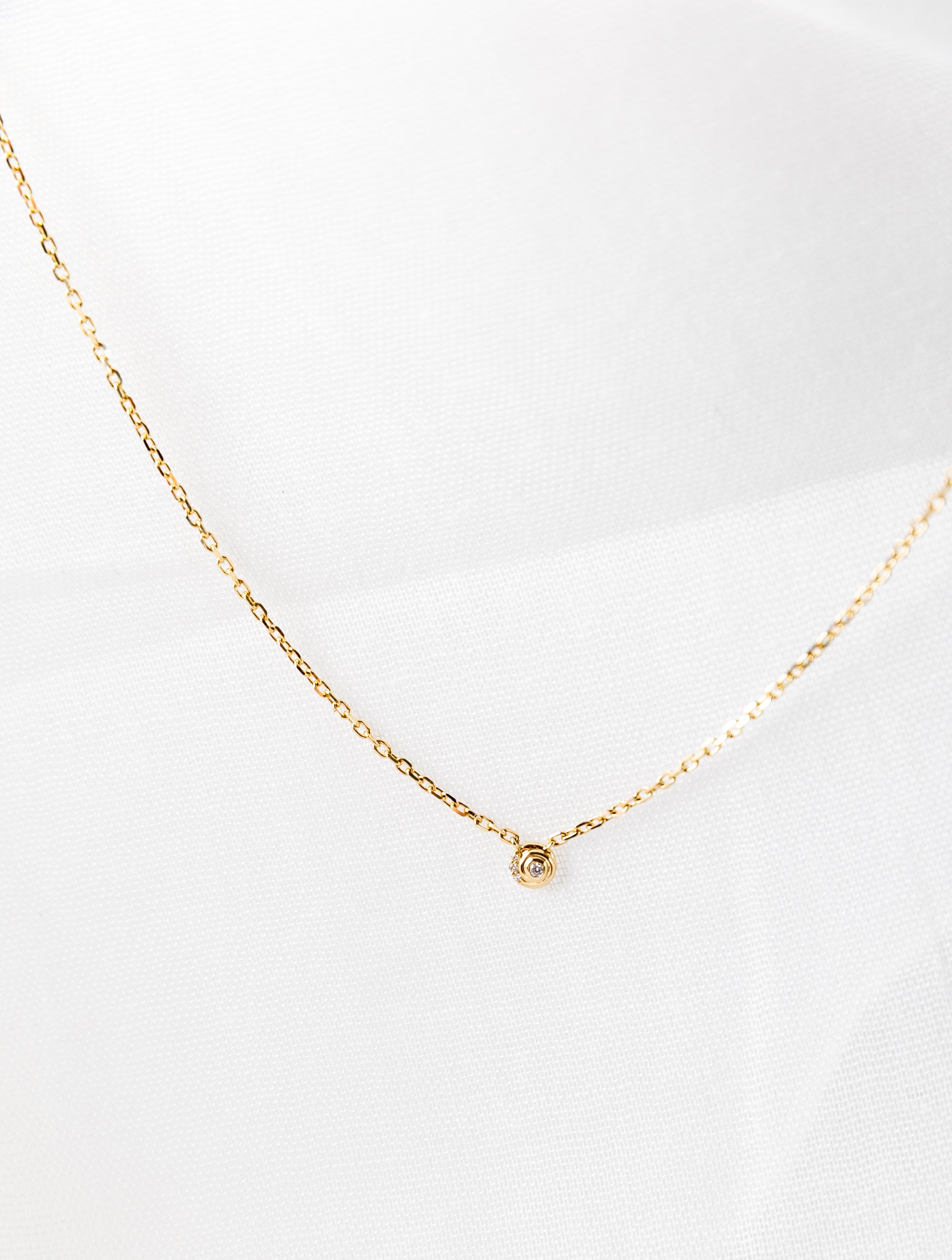 Nicole Necklace in 14K gold with spiral chain and white diamonds