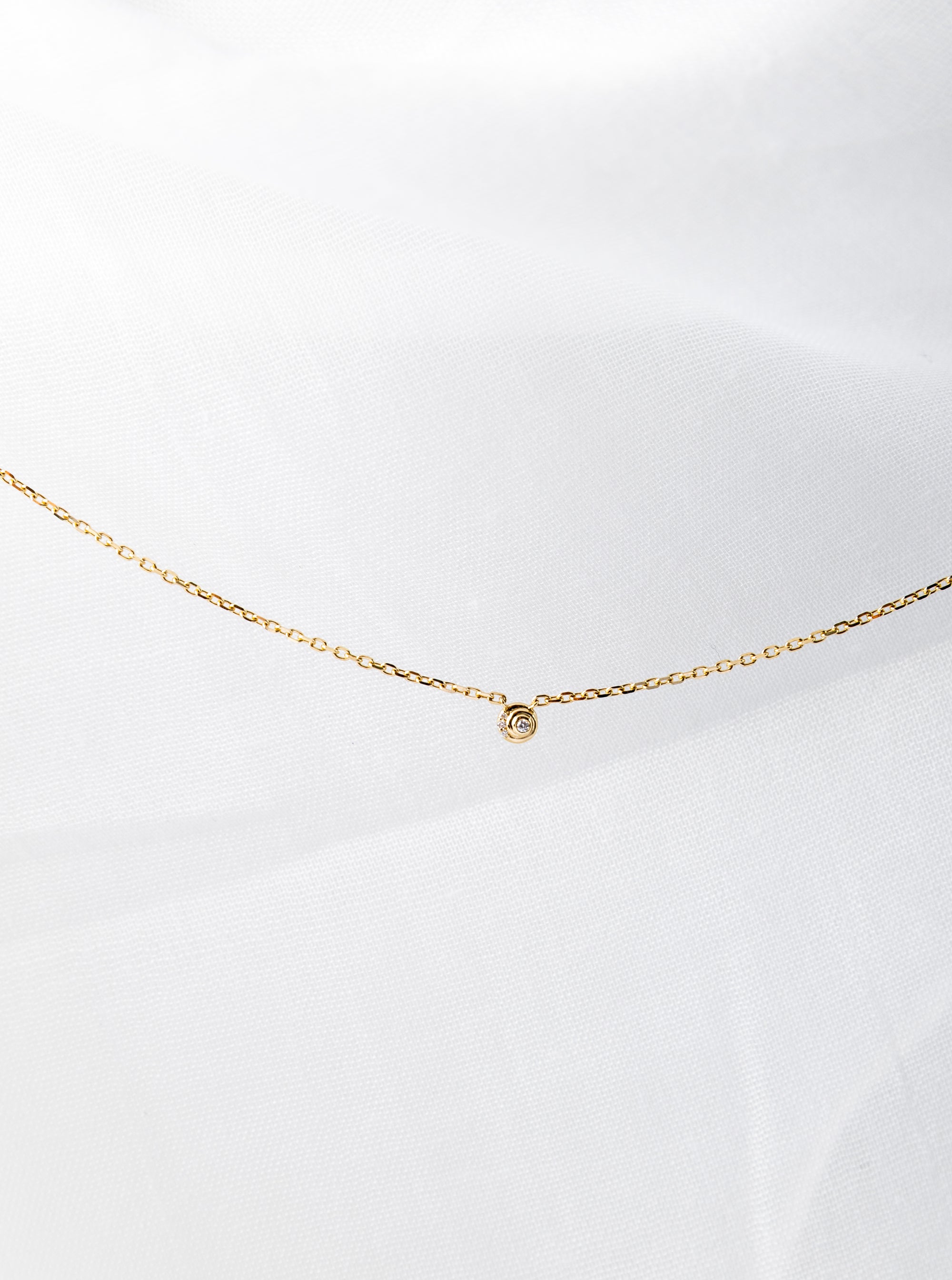 Nicole Necklace in 14K gold with spiral chain and white diamonds 